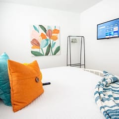 Sunny City Flat-Vulcan’s Hideout A2-King Bed