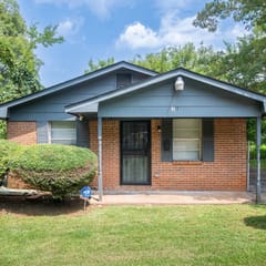 32nd Street Retreat | Downtown/Backyard/Parking
