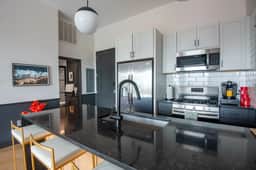 Birmingham Bright Stay - 1BR/Balcony/Walk Score 91