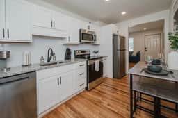 Central Suite B - 2 Bedrooms/King Bed/Parking