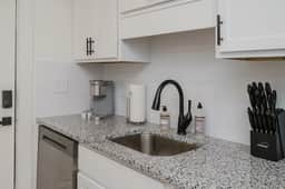 Central Suite F - 2 Bedrooms/Double Queens/ Parking