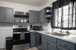 Fourth Street Retreat | King Bed/Family/DownTown