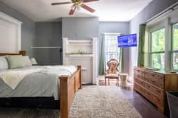 Magnolia Middle Suite| Queen Beds/Couples/Downtown - Image 2