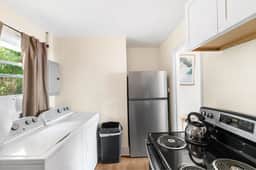 Norwood Seven Flat No. 6 -Convenient/King Bed/WiFi