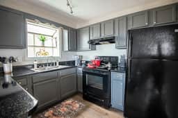Ridge Retreats Unit A: King Bed/Free Parking/2 Baths