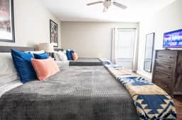 Ridge Retreats Unit B - Balcony/Wifi/4 Queen Beds