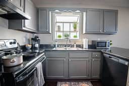 Ridge Retreats Unit B - Balcony/Wifi/4 Queen Beds
