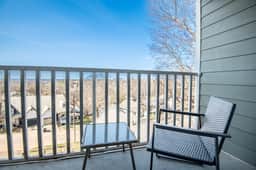 Ridge Retreats - Unit C: King Bed/Hilltop View/TVs