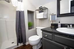 Ridge Retreats Unit G- King Beds/Free Parking/Wifi