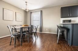 Hilltop Hideaway- Groups/King Beds/Parking/3 Units