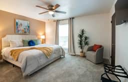 The Fern & Fable - King Bed/TownHome with Deck