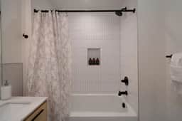 Urban Loft – Wi-Fi/Downtown/2 Beds & 2 Baths - Image 5