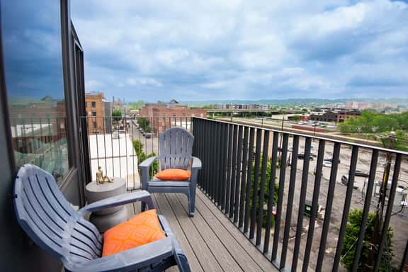 Birmingham Bright Stay - 1BR/Balcony/Walk Score 91 - Image 1