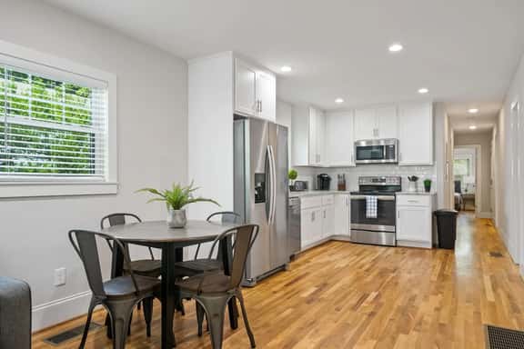 Avenue Quads - Unit 1/Spacious Stay/Parking - Image 1