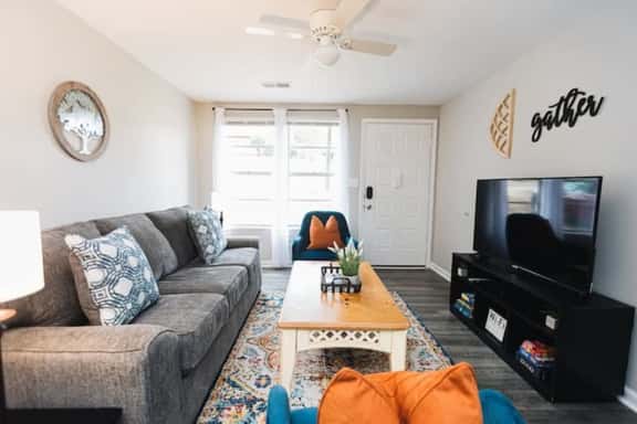 Avondale Guest House- Private Balcony/Grill/Family - Image 1