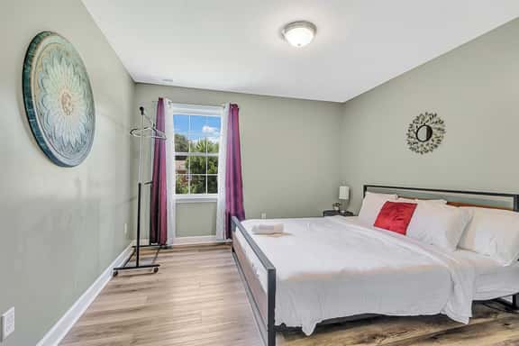 Bethany Grove House B | Cozy Three Bedroom Stay - Image 1