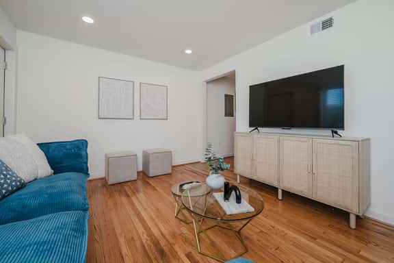 Central Suite C - 2 Bedrooms/Double Queens/ Parking - Image 1