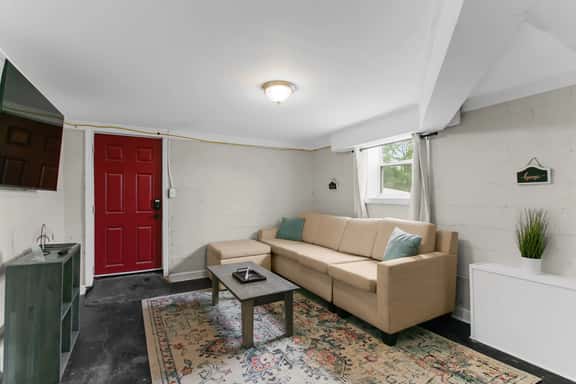 Dugan Cottage Suite B - City Stay/WorkSpace/WiFi - Image 1