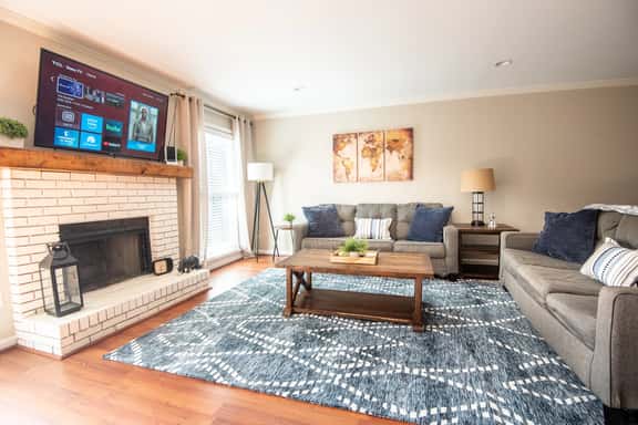 Ashwood Heights - 3 King Beds/Townhome with Patio - Image 1