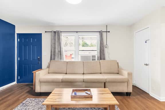 Norwood Seven Flat No. 5 -City Stay/King Bed/WiFi - Image 1