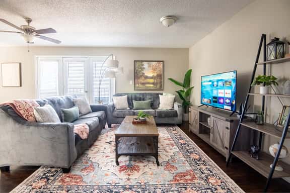 Ridge Retreats Unit B - Balcony/Wifi/4 Queen Beds - Image 1
