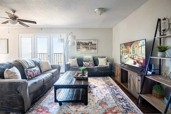 Ridge Retreats - Unit F: King Bed/Free Parking/TVs - Image 1