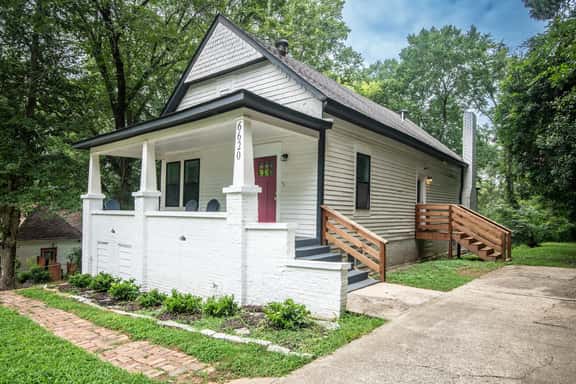 Magic City Manor: Groups/Driveway/Game Room/Wifi - Image 1