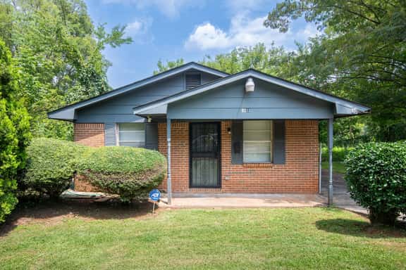 32nd Street Retreat | Downtown/Backyard/Parking - Image 1