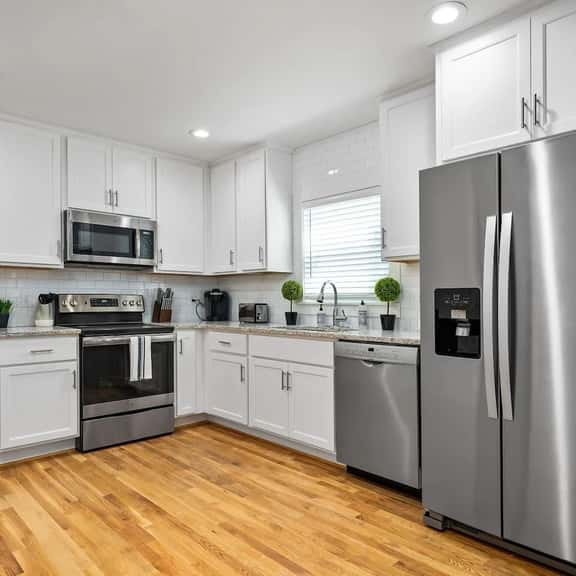 Avenue Quads - Unit 4/King Bed/Convenient Location - Image 1