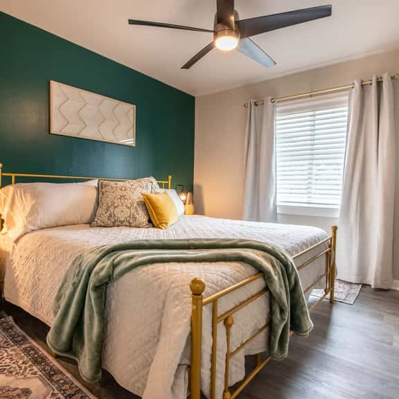 UAB Area Retreat|Vulcan Hideout B3| King bed - Image 1
