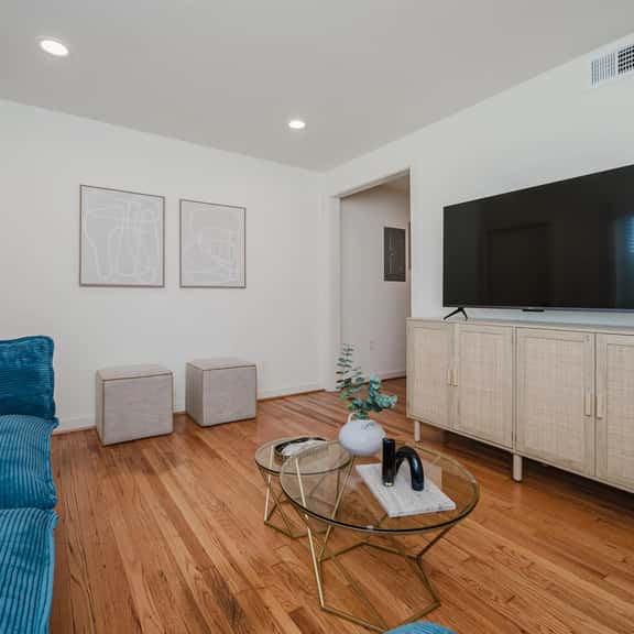 Central Duo Suites- Ample Parking/King Beds/Groups - Image 1