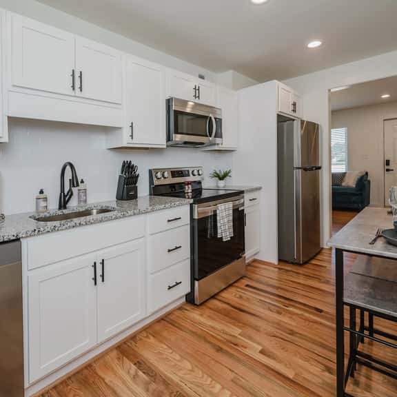 Central Suite F - 2 Bedrooms/Double Queens/ Parking - Image 1