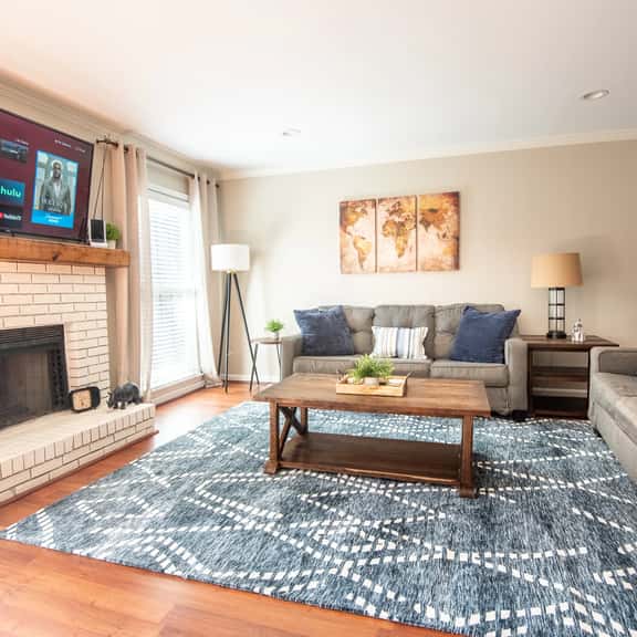 Ashwood Heights - 3 King Beds/Townhome with Patio - Image 1