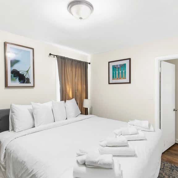 Norwood Seven Flat No. 1 - King Bed/WiFi/Cozy - Image 1