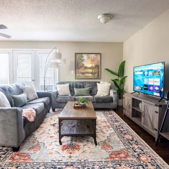 Ridge Retreats Unit B - Balcony/Wifi/4 Queen Beds - Image 1