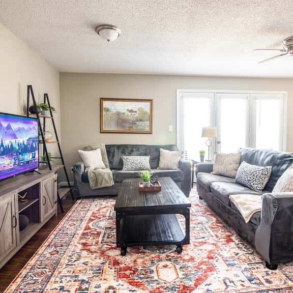 Ridge Retreats - Unit C: King Bed/Hilltop View/TVs - Image 1