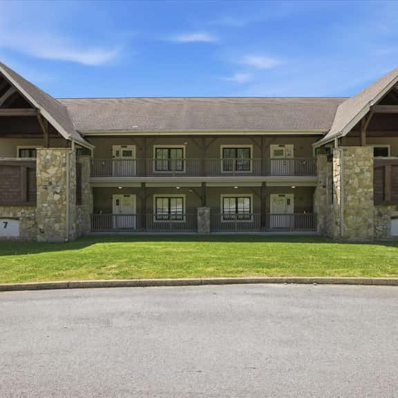 Hearthstone Lodge- 4 Private Units/King Beds/Patio - Image 1