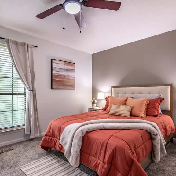 The Hearth & Thistle - King Bed/TownHome with Deck - Image 1