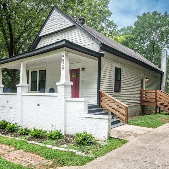 Magic City Manor: Groups/Driveway/Game Room/Wifi - Image 1