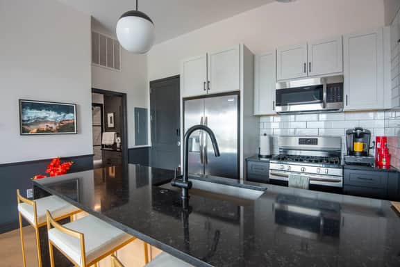 Birmingham Bright Stay - 1BR/Balcony/Walk Score 91