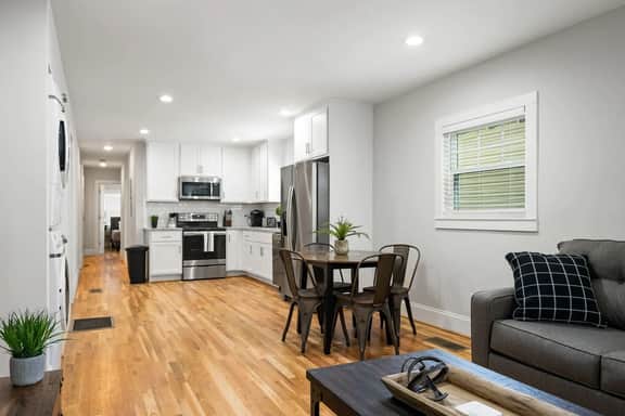 Avenue Quads - Unit 4/King Bed/Convenient Location