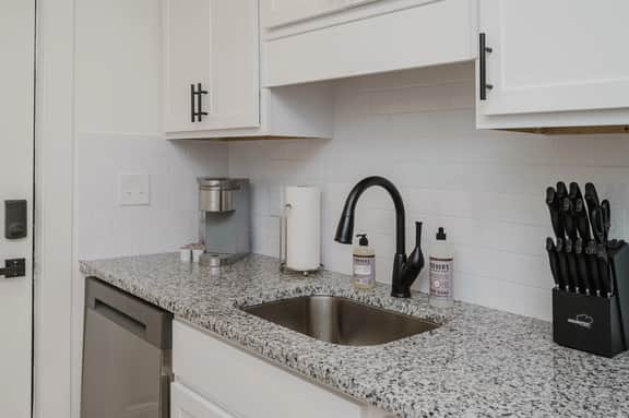 Central Suite A - 2 Bedrooms/King Bed/Parking