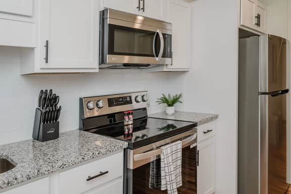 Central Suite D - 2 Bedrooms/King Bed/ Parking