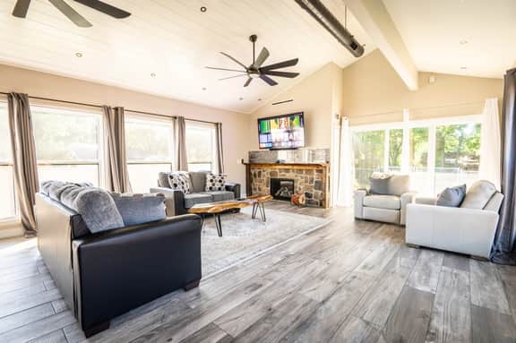 Luxe Lodge - 3BR/bathtub/large living space