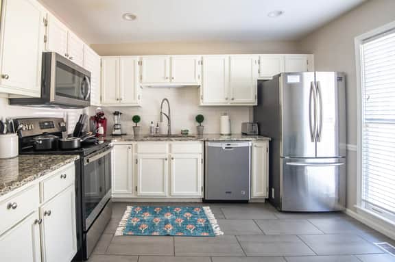 Ashwood Heights - 3 King Beds/Townhome with Patio