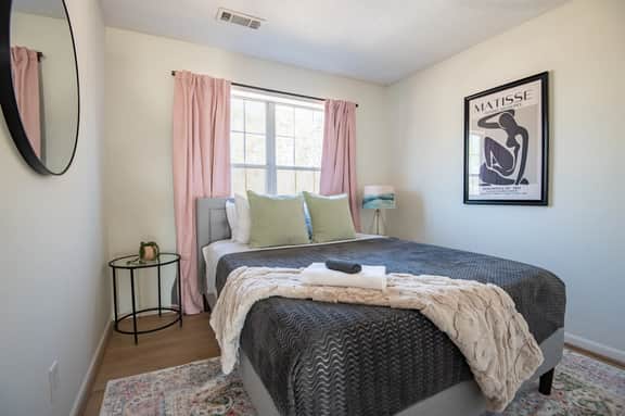 Horizon Sunset Getaway- Family/King Bed/City Views