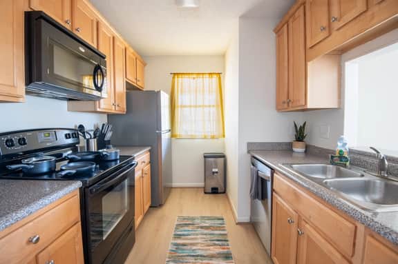 Horizon Sunset Getaway- Family/King Bed/City Views