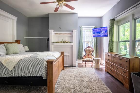 Magnolia Middle Suite| Queen Beds/Couples/Downtown - Image 2