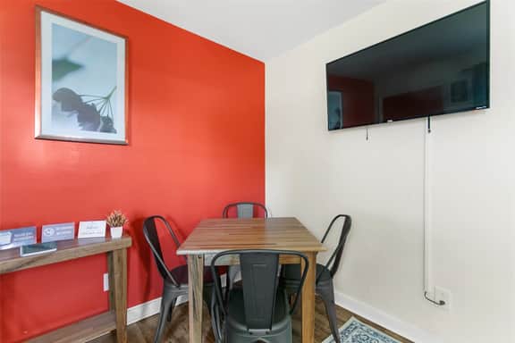 Norwood Seven Flat No. 1 - King Bed/WiFi/Cozy