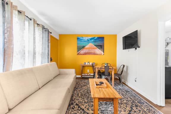Norwood Seven Flat No. 3- Easy Downtown Access